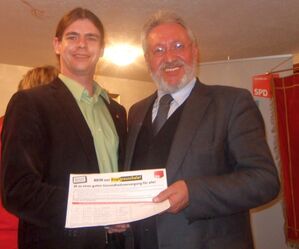 SPD Kreisvorsitzender Daniel Süß und MdL Reinhold Perlak mit der Unterschriftenliste gegen die Kopfpauschale