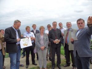 Fraktionsvors. Markus Rinderspacher (Mitte) besichtigt mit örtlichen Mandatsträgern Gelände für geplanten Solarpark