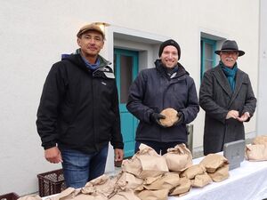 Uli Aschenbrenner, Lukas Butterworth und Wilhelm Zirngibl bei der "Aschinger Brotspende".